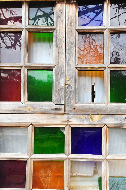 fenêtre colorée - wood stain postmodern house contemporary photos et images de collection