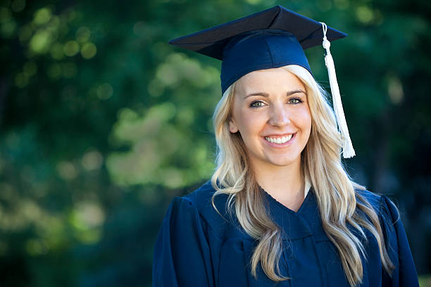 escola e graduação feminino - grad portrait imagens e fotografias de stock