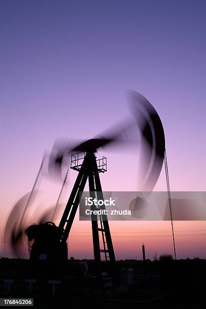 Silueta De Jack De La Bomba Foto de stock y más banco de imágenes de Acero - Acero, Anochecer, Bomba de petróleo