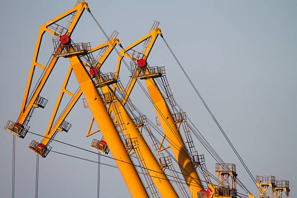 grúas en un puerto - schwerindustrie fotografías e imágenes de stock