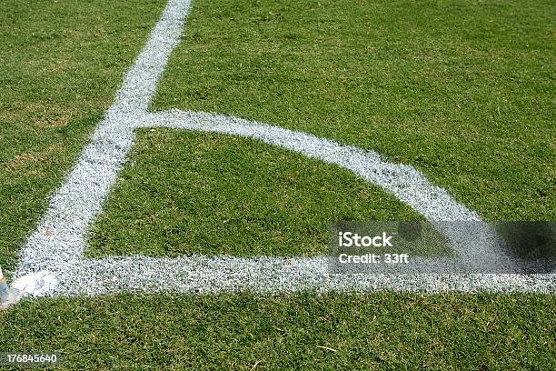 Foto de Corner Marcador De Um Campo De Futebol e mais fotos de stock de Atividade Recreativa - Atividade Recreativa, Chute de escanteio, Competição