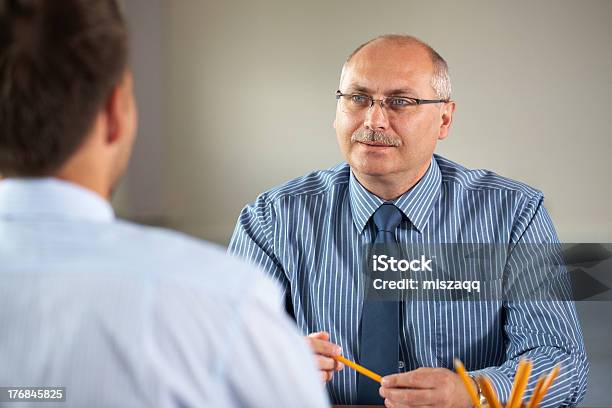 Colloquio Di Lavoro Manager Senior E Giovani Apprendisti Isolato Su Bianco - Fotografie stock e altre immagini di Abbigliamento da lavoro