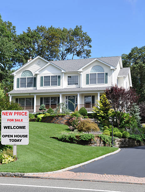 per segno di vendita immobiliare suburbano casa - real estate sign model home house for sale foto e immagini stock