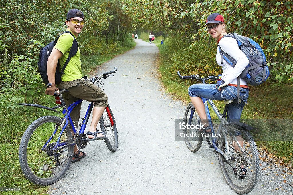 Couple avec vélos - Photo de Activité libre de droits