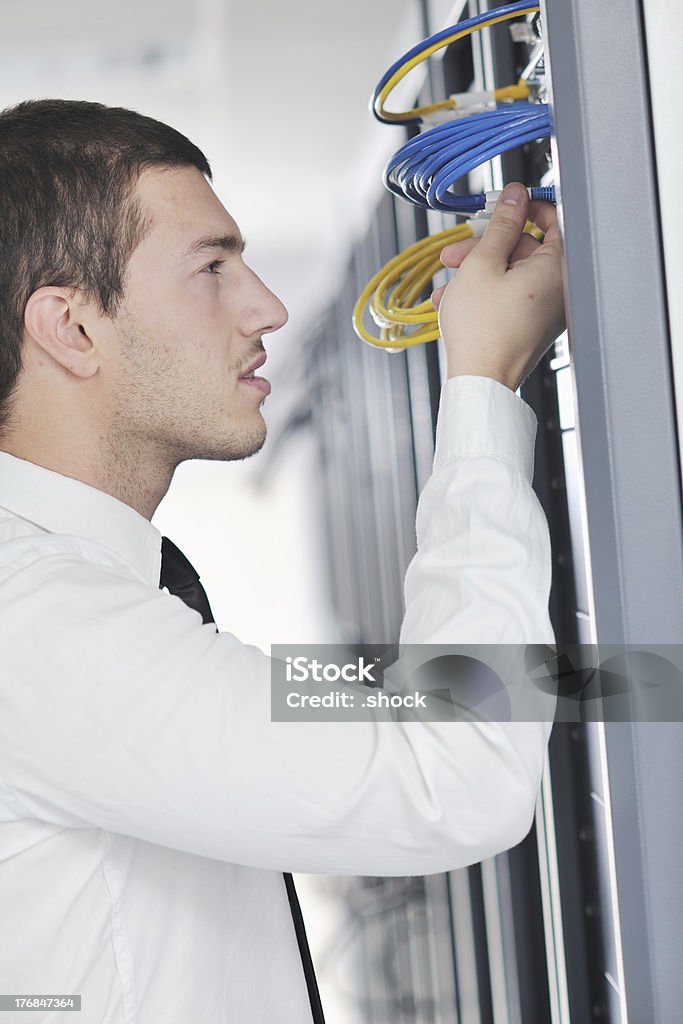 Jovem engeneer sala do servidor de datacenter - Foto de stock de Adulto royalty-free