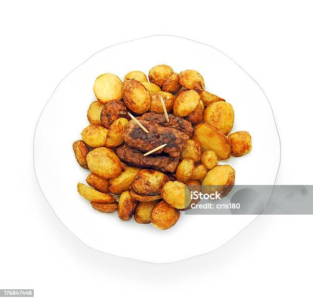 Patatas Fritas De Nuevo Frescos Y Carne Pelotas Foto de stock y más banco de imágenes de Al horno - Al horno, Alimento, Asado - Alimento cocinado