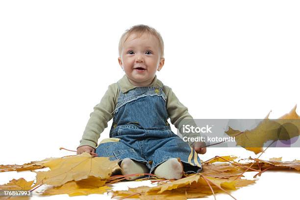 Mały Chłopiec I Żółty Jesienią Liście - zdjęcia stockowe i więcej obrazów Chłopcy - Chłopcy, Dziecko, Fotografika
