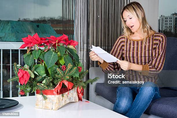 Romantisches Geschenk Von Einer Besonderen Person Stockfoto und mehr Bilder von Attraktive Frau - Attraktive Frau, Bekommen, Blondes Haar