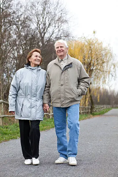 "image of strolling seniors, taken with a Canon 5D MKII, focal length 85 at f 5,6, this image is very clear and sharp"