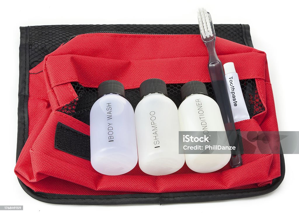 Voyage un kit de bain pour un sac rouge - Photo de Brosse à dents libre de droits