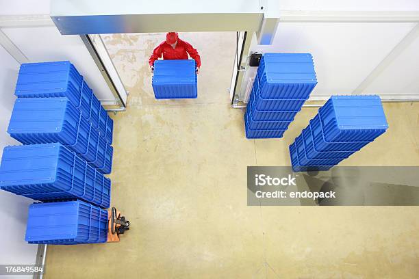 Arbeiter Laden Blauen Behälter Zu Storehouse Stockfoto und mehr Bilder von Boden - Boden, Draufsicht, Lagerhalle