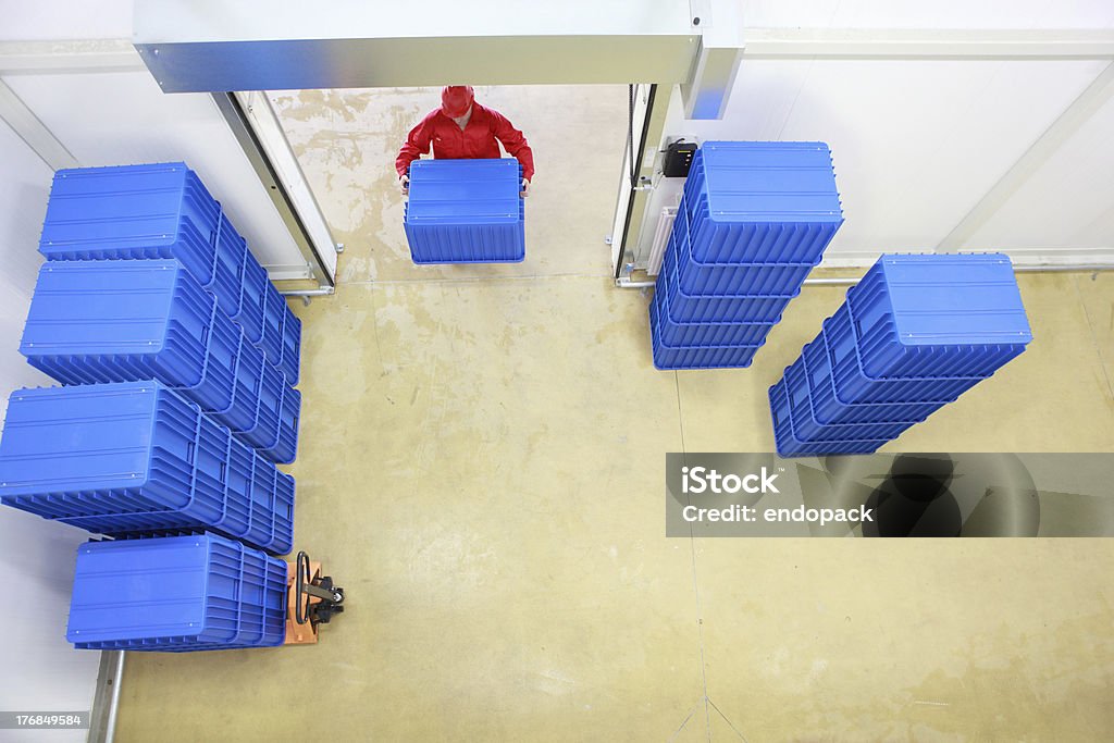 Работник, загрузка синий контейнеры для storehouse - Стоковые фото Покрытие пола роялти-фри