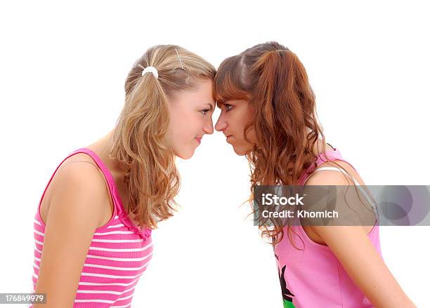 Dua Saudari Remaja Saling Menatap Foto Stok - Unduh Gambar Sekarang