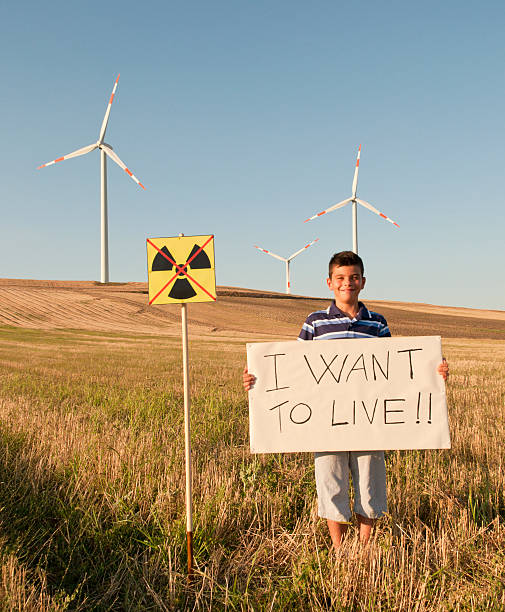 criança contra a energia nuclear. - nuclear power station nuclear energy child nuclear reactor - fotografias e filmes do acervo