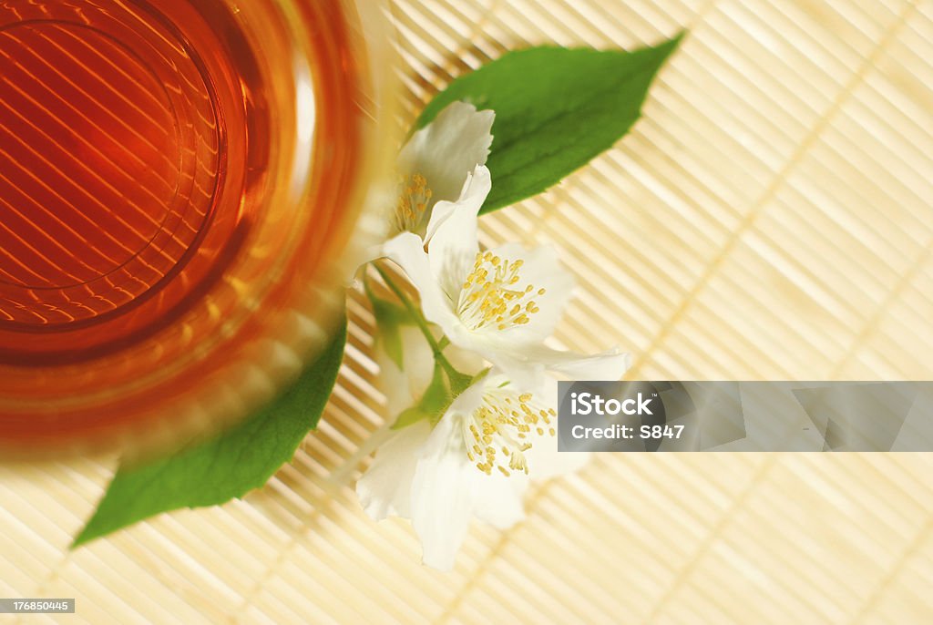 Chá com flores de jasmim e folhas, diretamente acima - Foto de stock de Alimentação Saudável royalty-free
