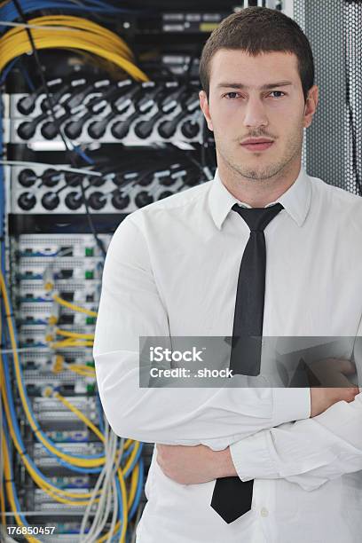 젊은 Engeneer In Datacenter Server 객실 남성에 대한 스톡 사진 및 기타 이미지 - 남성, 남자, 남자 사업가