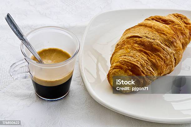 Photo libre de droit de Café Et Un Croissant banque d'images et plus d'images libres de droit de Aliment - Aliment, Aliments et boissons, Assiette