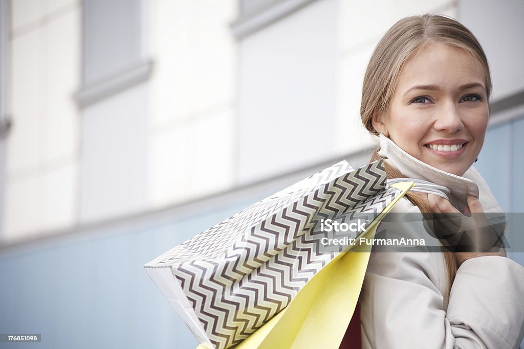 Молодая женщина, шоппинг - Стоковые фото 20-29 лет роялти-фри
