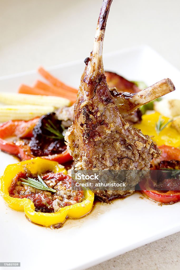 Costillas de cordero deliciosos Derved en una placa blanca - Foto de stock de Alimento libre de derechos