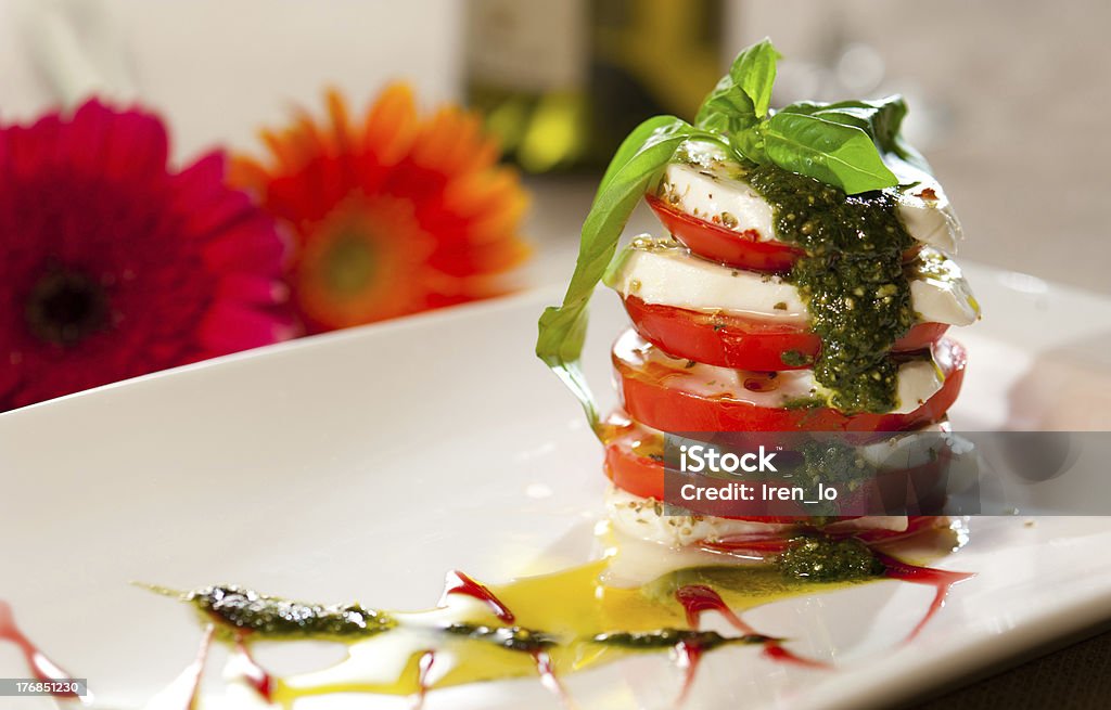 Salada Caprese-cozinha italiana - Foto de stock de Alho royalty-free