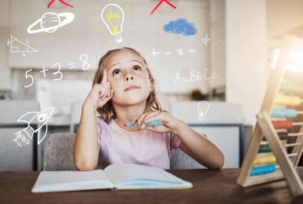Dziecko, myślenie i praca domowa z żarówką do nauki matematyki, liczb i kreatywnych pomysłów lub rozwiązań w domu. Dziewczynka lub dziecko z podręcznikiem szkolnym i bazgrołami edukacyjnymi, burzą mózgów lub nakładką wyobraźni – zdjęcie