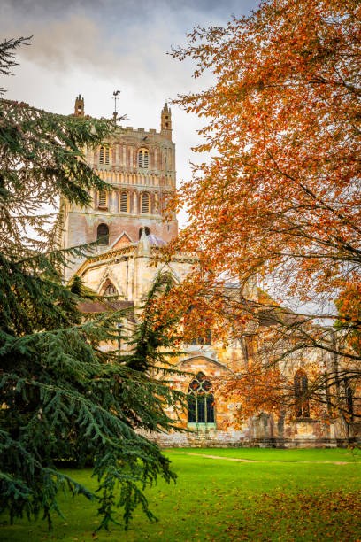 otoño en la abadía de tewksbury - tewkesbury abbey fotografías e imágenes de stock