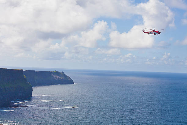 guarda costeira helicóptero de resgate - rescue helicopter water searching imagens e fotografias de stock