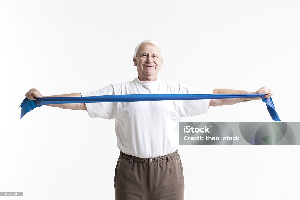 Männliche Senioren stretching mit einer rubberband - Lizenzfrei 60-69 Jahre Stock-Foto