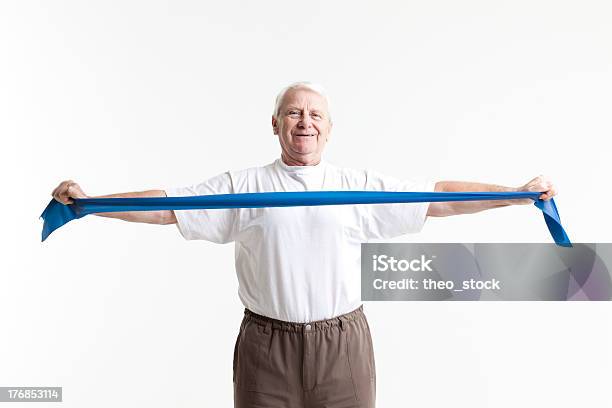 Männliche Senioren Stretching Mit Einer Rubberband Stockfoto und mehr Bilder von 60-69 Jahre - 60-69 Jahre, 70-79 Jahre, Aktiver Lebensstil