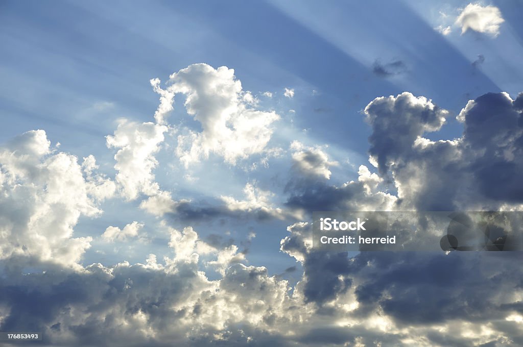 Através das nuvens RAIOS DE SOLConstellation name (optional - Royalty-free Azul Foto de stock