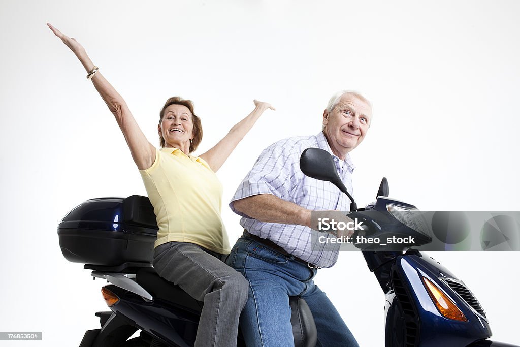 happy Senior sur le scooter - Photo de Couple senior libre de droits