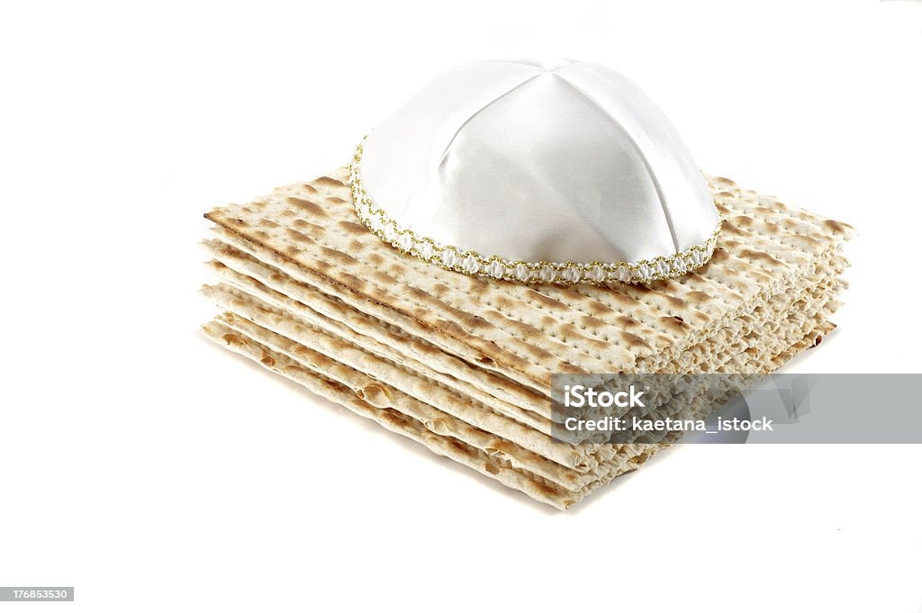 Еврейский праздника Песах Натюрморт с matzoh и kippah - Стоковые фото Маца роялти-фри