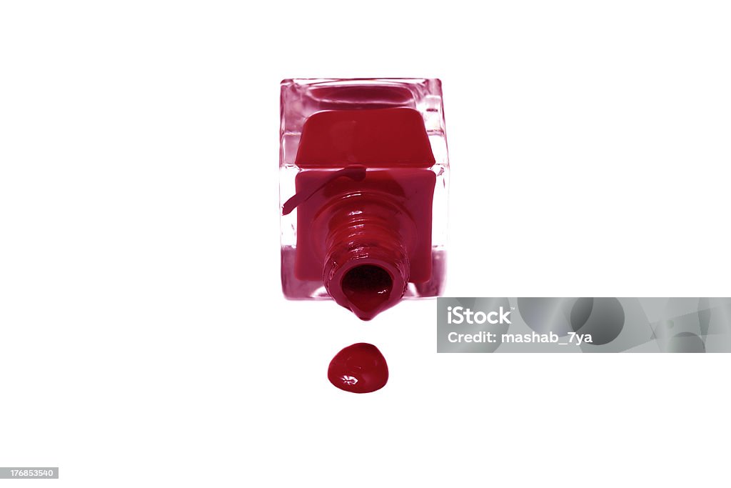 Bottiglia di smalto rosso con schizzi isolato su bianco backgrou - Foto stock royalty-free di Accessorio personale