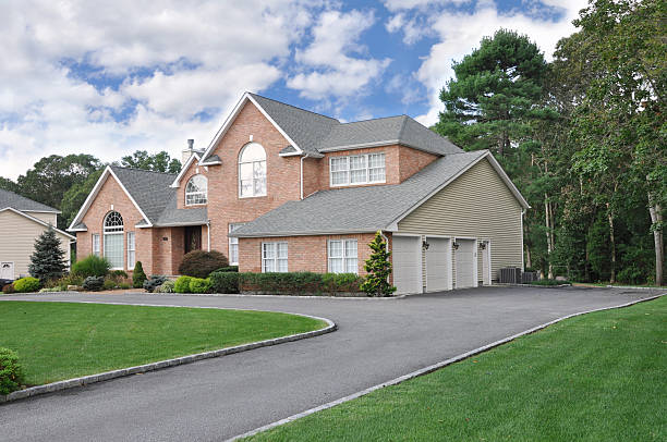 istock Three Garage Large Luxury Suburban Home 176853817