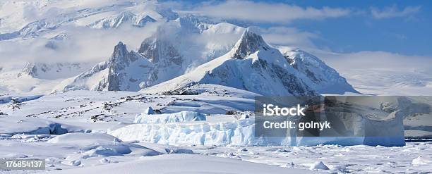 Las Montañas Coronadas De Nieve Foto de stock y más banco de imágenes de Aire libre - Aire libre, Antártida, Azul