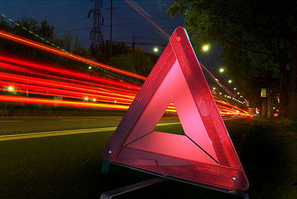 trójkąt ostrzegawczy - warning triangle triangle car warning sign zdjęcia i obrazy z banku zdjęć