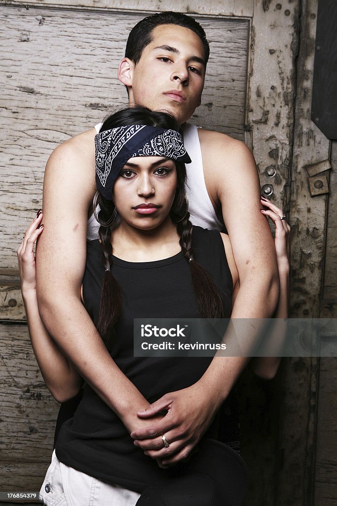 Retrato de hombre que agarra hembra - Foto de stock de A la moda libre de derechos