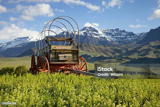 Old Planwagen Mit Berge In Wyoming Stockfoto und mehr Bilder von Alt - Alt, Altertümlich, Antiquität