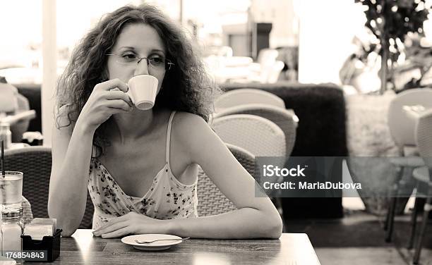 Tazza Di Caffè - Fotografie stock e altre immagini di Adulto - Adulto, Allegro, Ambientazione interna