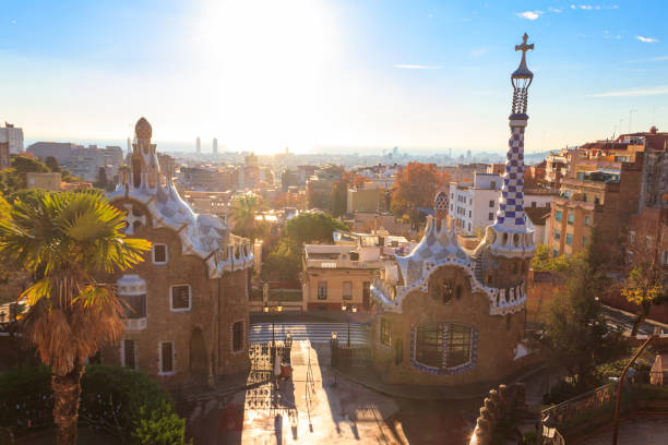 widok bajkowych domków z piernika w parku güell, zaprojektowany przez antoniego gaudiego w barcelonie, hiszpania - castle catalonia spain majestic zdjęcia i obrazy z banku zdjęć