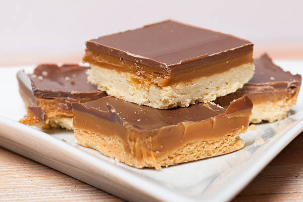 der millionaire's shortbread auf einer platte - shortbread caramel chocolate candy biscuit stock-fotos und bilder