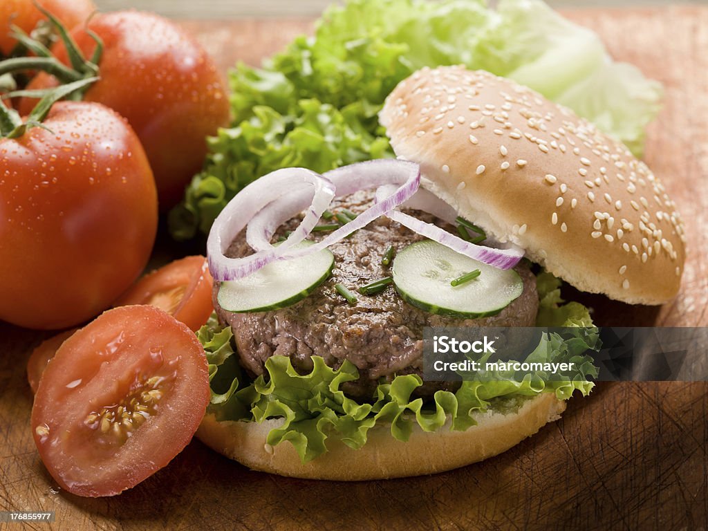 Sándwich con hamburguesas y papas fritas - Foto de stock de Abierto libre de derechos