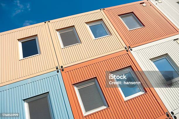 Estudiantes En Bote Foto de stock y más banco de imágenes de Edificio prefabricado - Edificio prefabricado, Edificio residencial, Metal