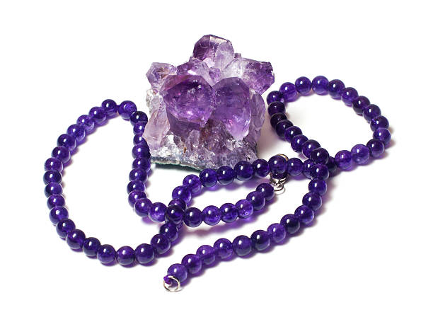 amethyst-halskette und raue juwel stein in der matrix ausgeführt - amethyst necklace gem purple stock-fotos und bilder