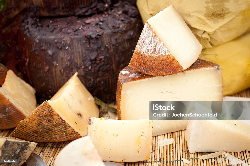 In un Mercato del formaggio - Foto stock royalty-free di Cibi e bevande