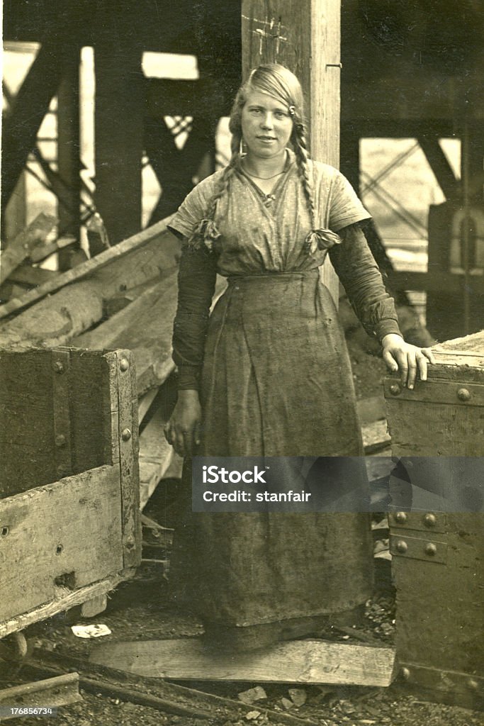 Velho foto Vintage de mulher no Coalpit cabeça - Foto de stock de 1920-1929 royalty-free