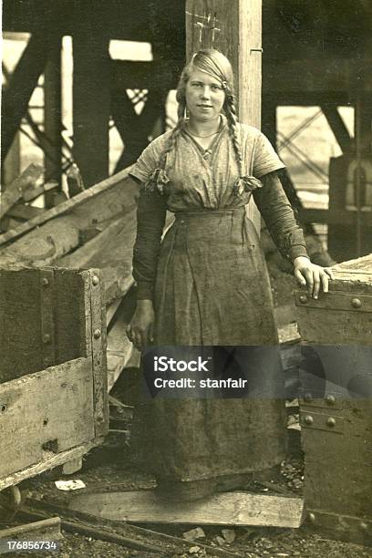 Foto de Velho Foto Vintage De Mulher No Coalpit Cabeça e mais fotos de stock de 1920-1929 - 1920-1929, Trabalhador Manual, Mulheres