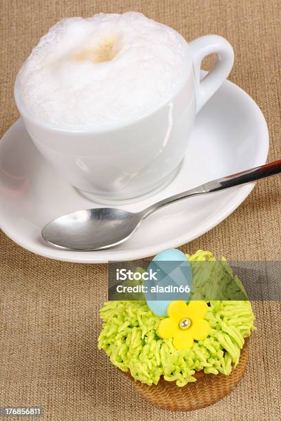 Cappuccino E Pasqua Cupcake - Fotografie stock e altre immagini di Bianco - Bianco, Bibita, Blu