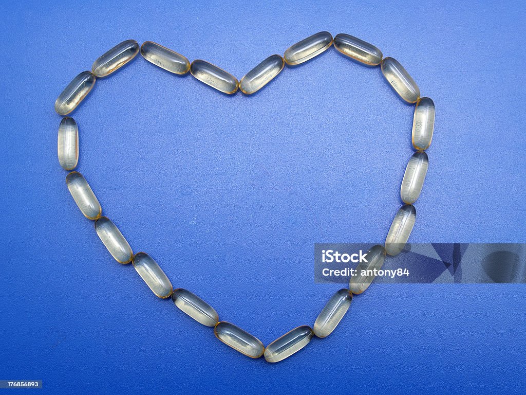 Omega 3 cápsulas forma de corazón - Foto de stock de Aceite de hígado de pescado libre de derechos