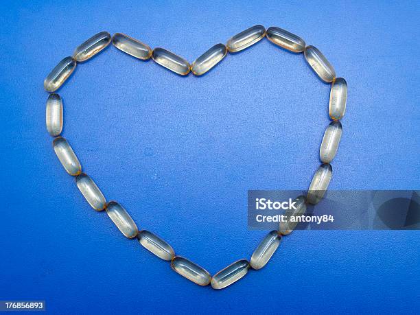 Omega 3 Cápsulas Forma De Corazón Foto de stock y más banco de imágenes de Aceite de hígado de pescado - Aceite de hígado de pescado, Aceite de pescado, Amarillo - Color